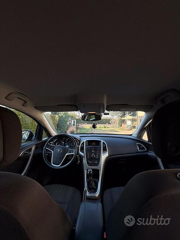 Usata Opel Astra 115 CV (84 kW) 2010 Nero Berlina
