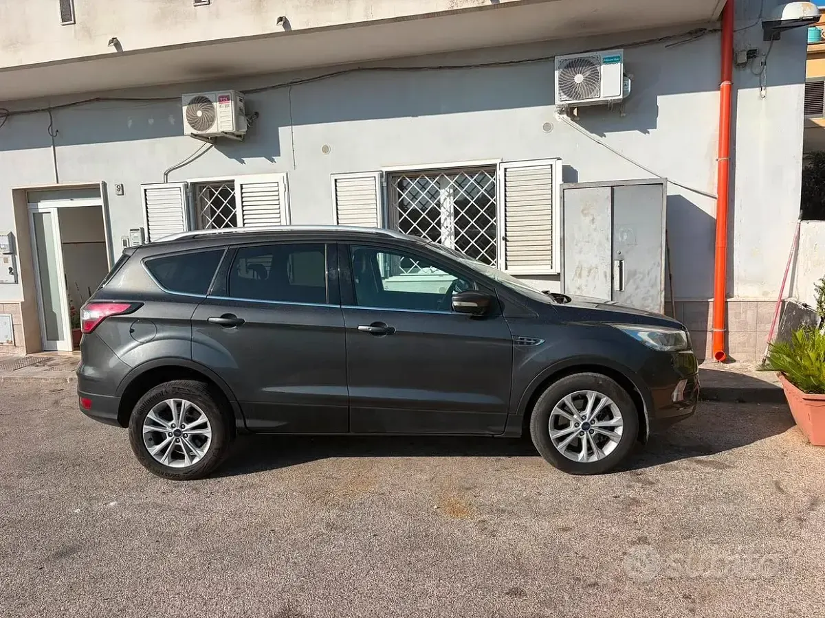 Usata Ford Kuga 120 CV (88 kW) 2018 Grigio SUV