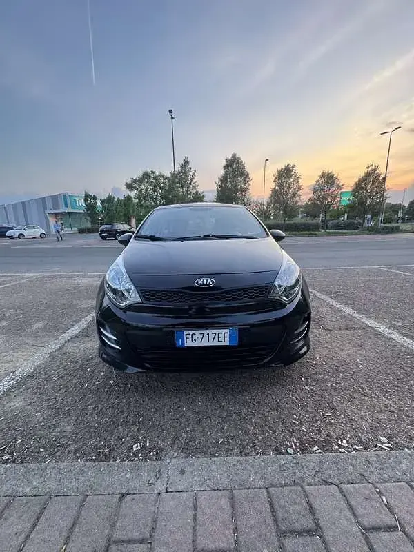 Usado Kia Rio Active 75 HP (55 kW) 2017 Preto Sedan