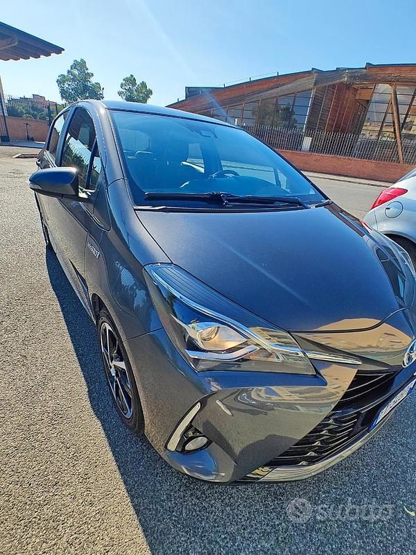 Usata Toyota Yaris Hybrid 99 CV (72 kW) 2019 Grigio Berlina