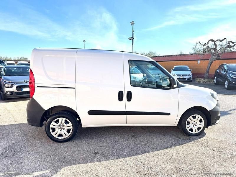 Usata Fiat Doblò Lounge 105 CV (77 kW) 2021 Bianco Monovolume