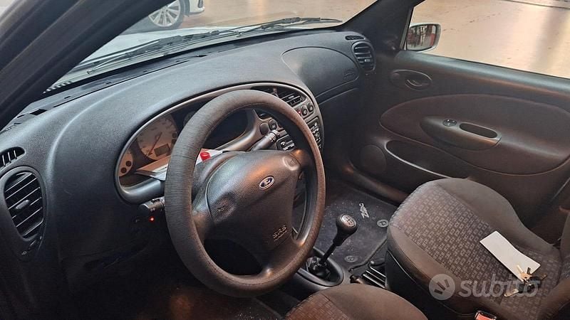 Usata Ford Fiesta 75 CV (55 kW) 2001 Grigio Utilitaria
