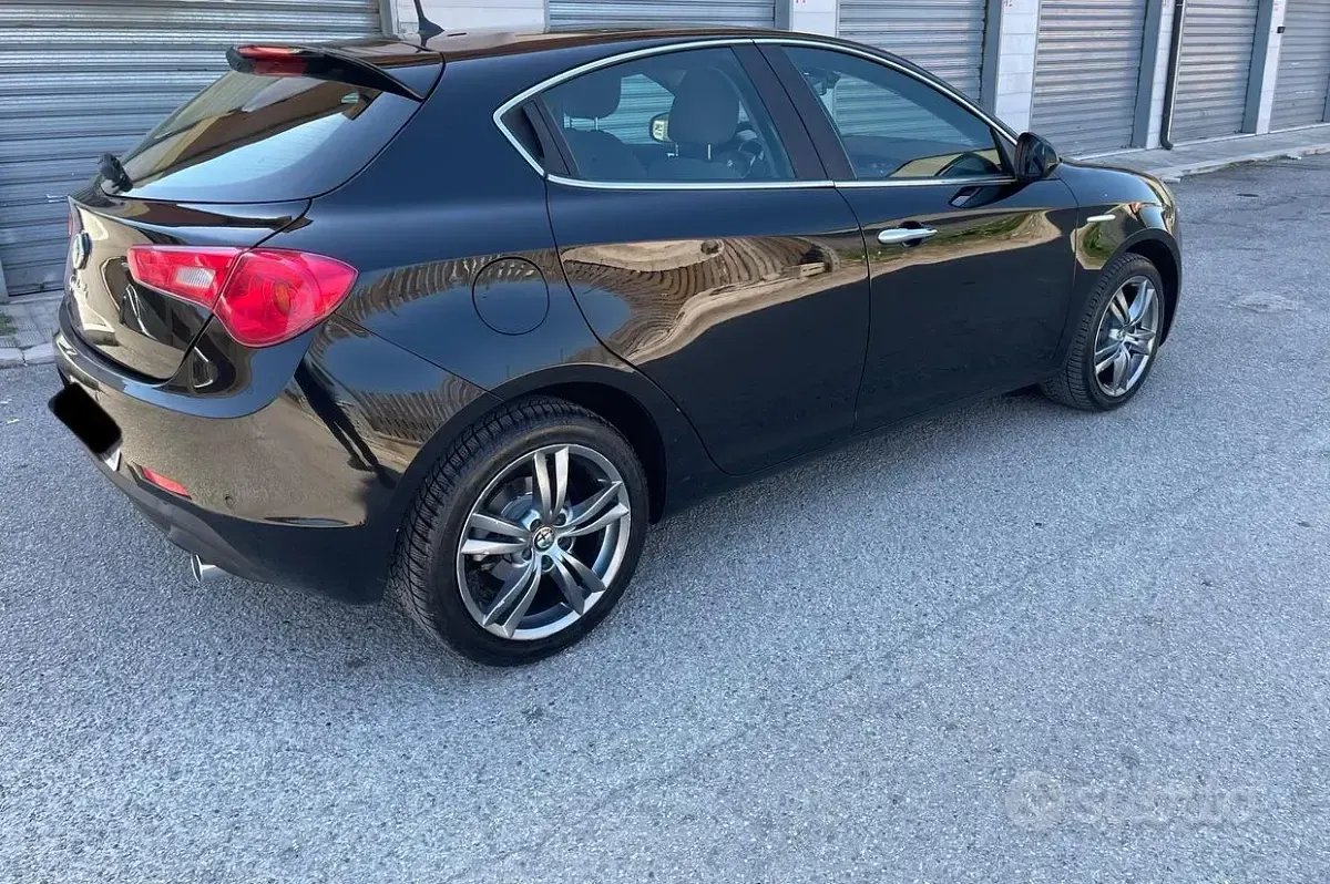 Usata Alfa Romeo Giulietta Distinctive 150 CV (110 kW) 2016 Nero Utilitaria