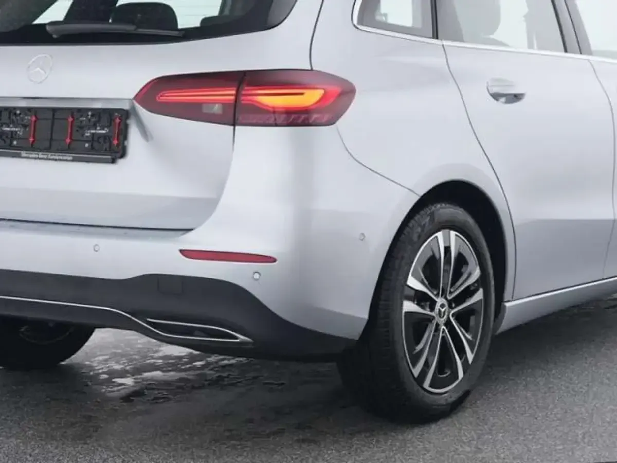 Usata Mercedes B180 136 CV (100 kW) 2025 Argento Utilitaria