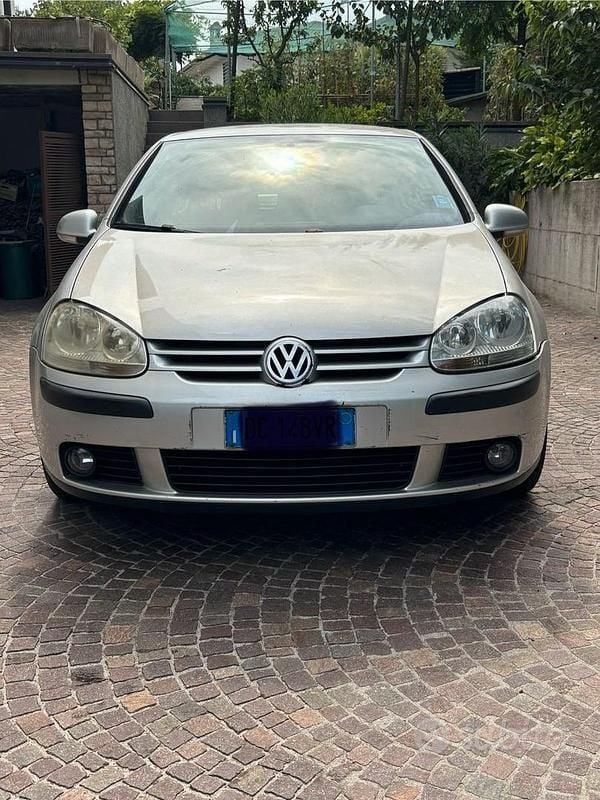 Grigio Usata 2006 VW Golf V Trendline Tre volumi | 4500 € (Buon prezzo) - Immagine 1/4