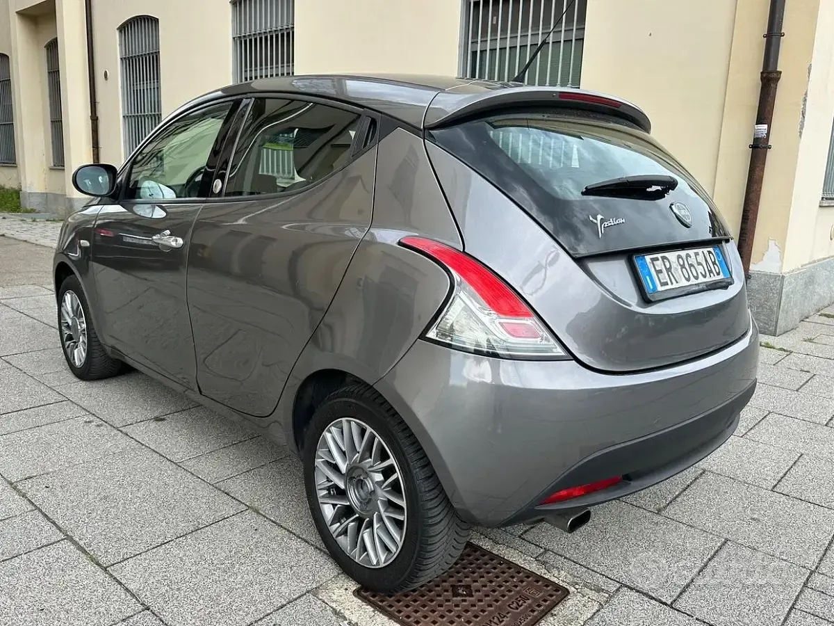 Usata Lancia Ypsilon Platinum 69 CV (50 kW) 2013 Grigio Utilitaria