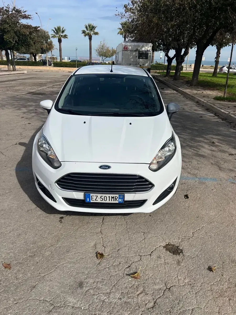 Usata Ford Fiesta Titanium 95 CV (69 kW) 2015 Bianco Utilitaria