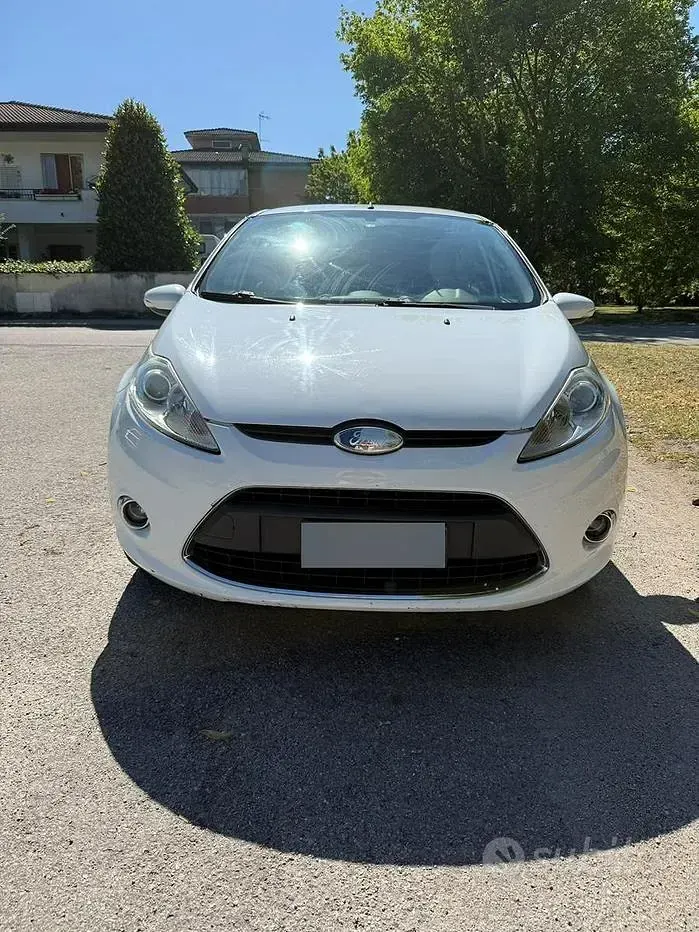 Usata Ford Fiesta 97 CV (71 kW) 2010 Bianco Berlina