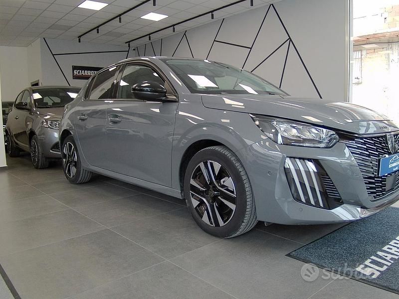 Usata Peugeot 208 GT 101 CV (74 kW) 2024 Grigio Utilitaria