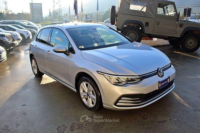 Usata VW Golf VIII Life 111 CV (81 kW) 2020 Argento Berlina