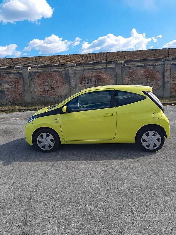 Usata Toyota Aygo 69 CV (50 kW) 2018 Giallo Utilitaria