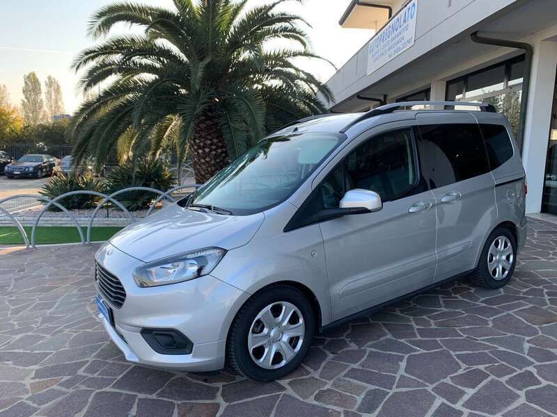 Usata Ford Tourneo Courier 75 CV (55 kW) 2020 Argento Monovolume