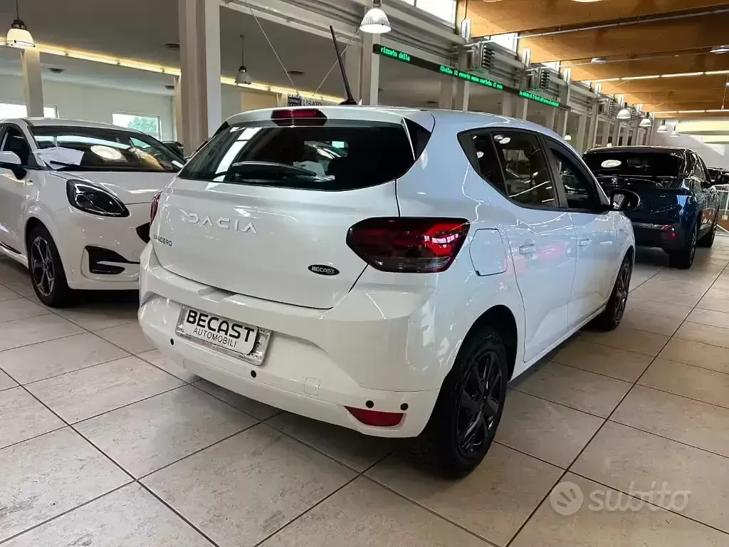 Usata Dacia Sandero Expression 101 CV (74 kW) 2023 Bianco pastello Berlina