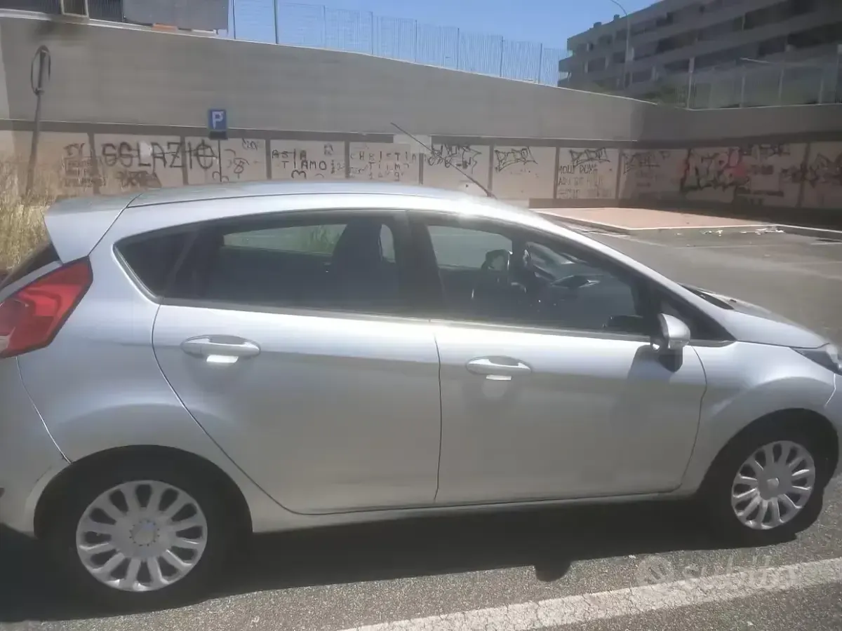 Usata Ford Fiesta 97 CV (71 kW) 2013 Grigio Berlina