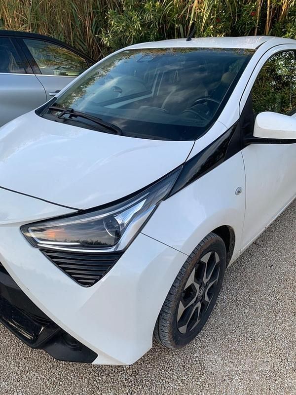 Usata Toyota Aygo Connect Style 72 CV (52 kW) 2021 Bianco Utilitaria