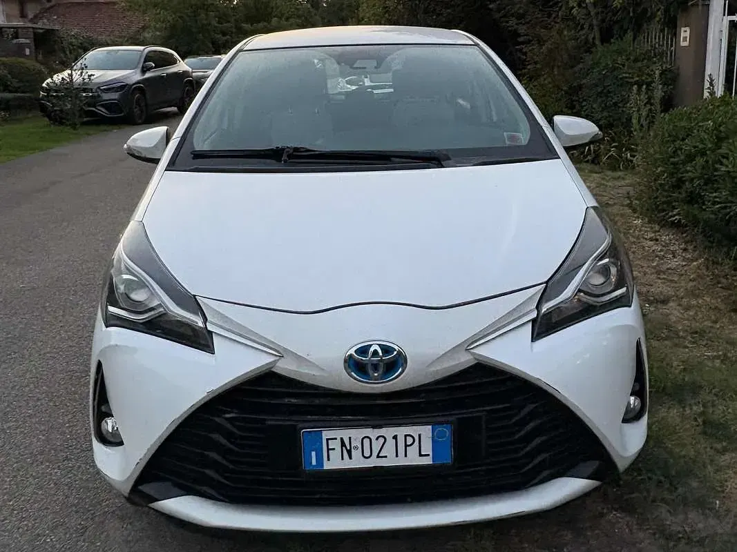 Usata Toyota Yaris Hybrid Active 73 CV (53 kW) 2018 Bianco Berlina