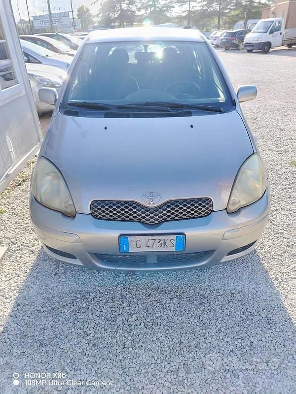 Usata Toyota Yaris 68 CV (50 kW) 2003 Grigio Berlina