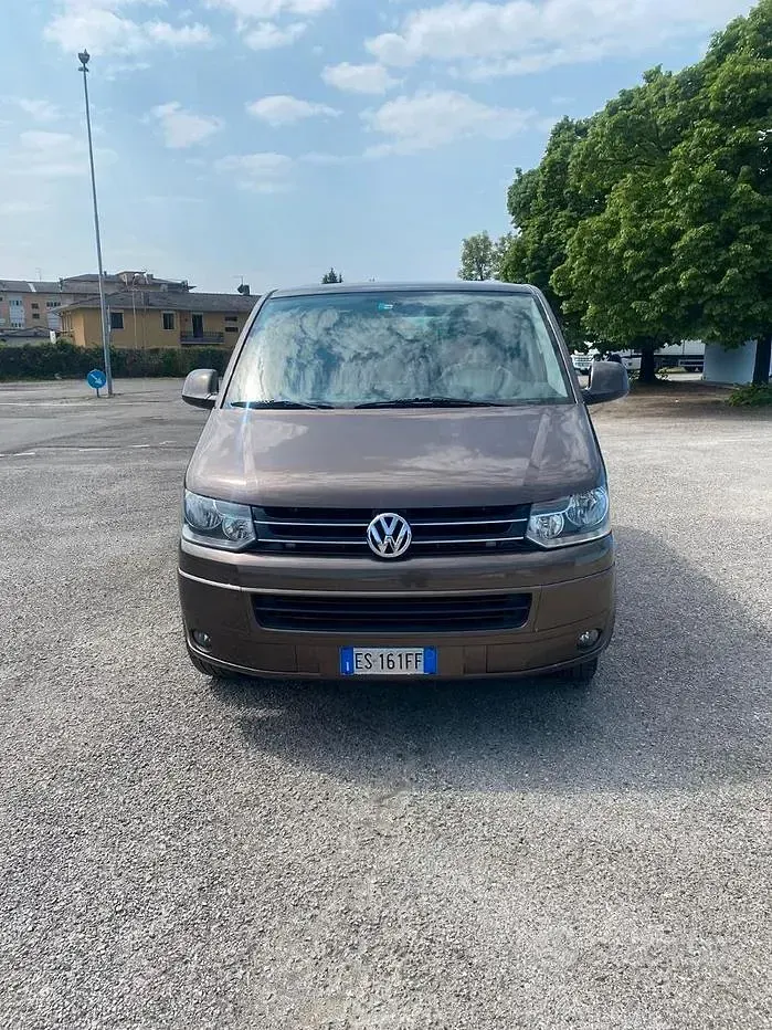 Usata VW Caravelle 140 CV (102 kW) 2013 Marrone Furgone