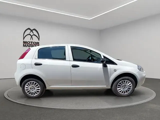 Usata Fiat Punto Lounge 70 CV (51 kW) 2018 Bianco Utilitaria
