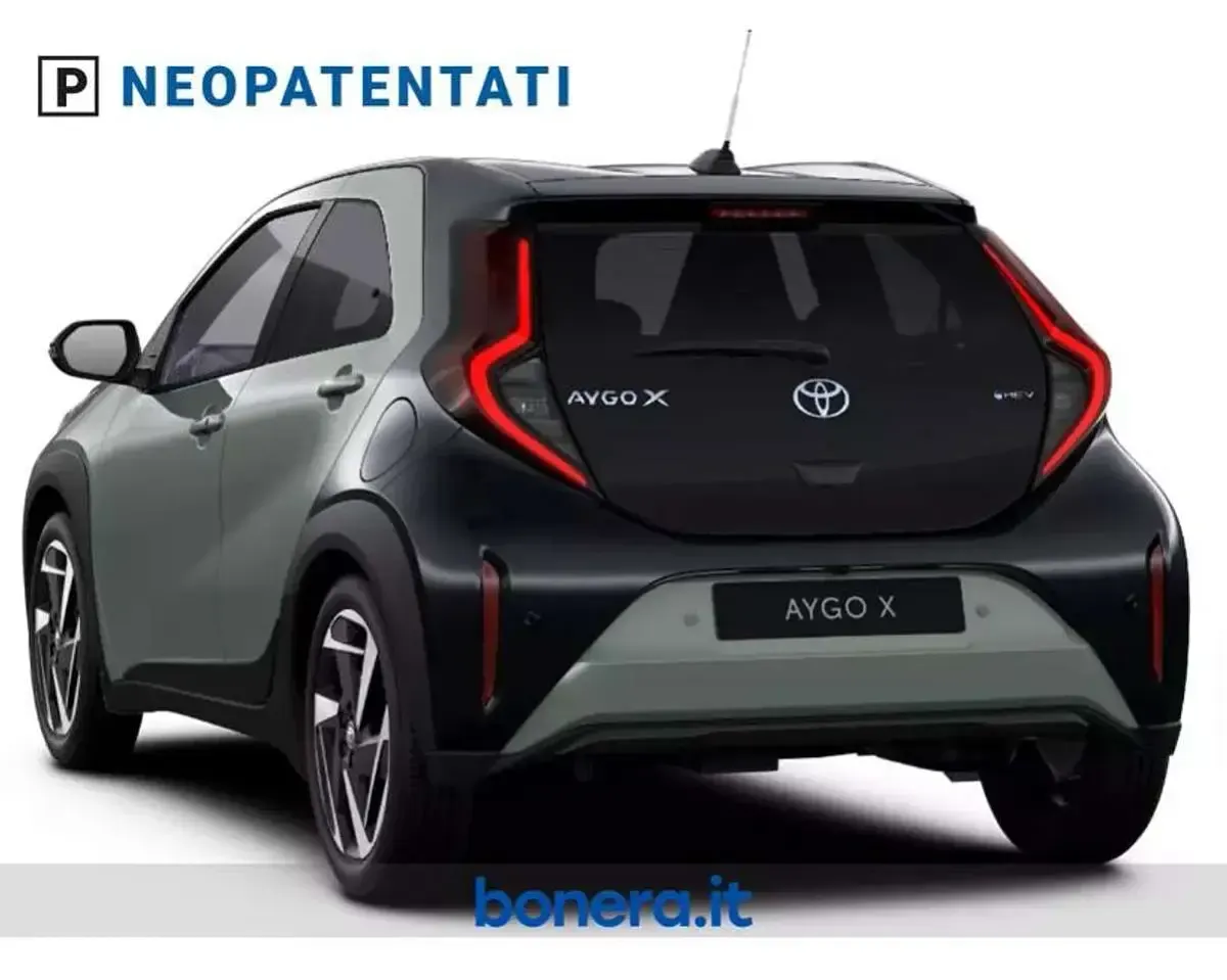 Nuova Toyota Aygo X Premium 116 CV (85 kW) 2026 Tarragon green & black SUV