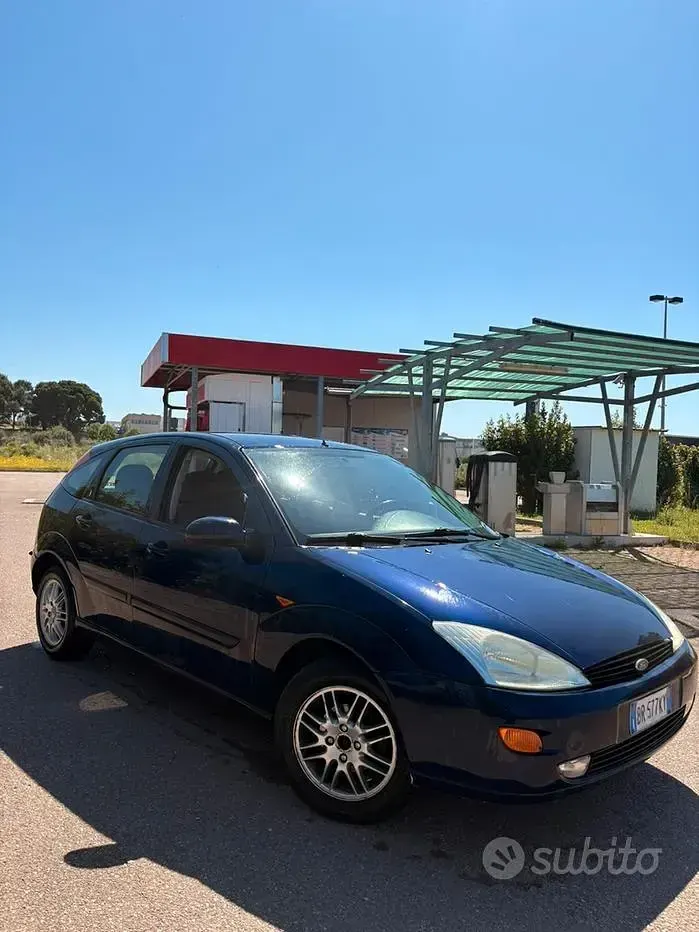 Begagnad Ford Focus 100 HK (73 kW) 2001 Svart Sedan