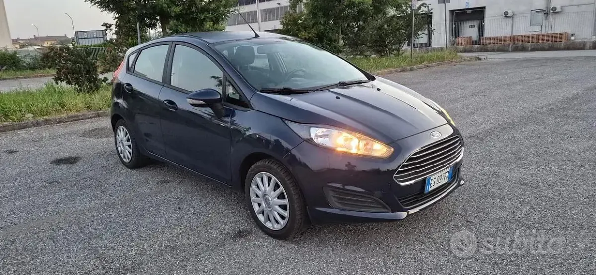 Usata Ford Fiesta 95 CV (69 kW) 2013 Bluazzurro Berlina