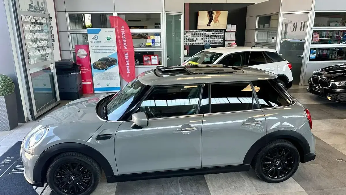 Usata Mini ONE Classic 75 CV (55 kW) 2021 Moonwalk grey metallizzato Utilitaria