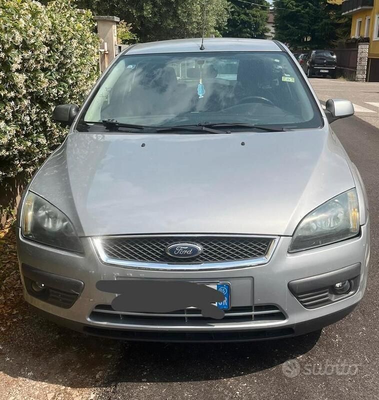 Begagnad Ford Focus 115 HK (84 kW) 2005 Grå Sedan