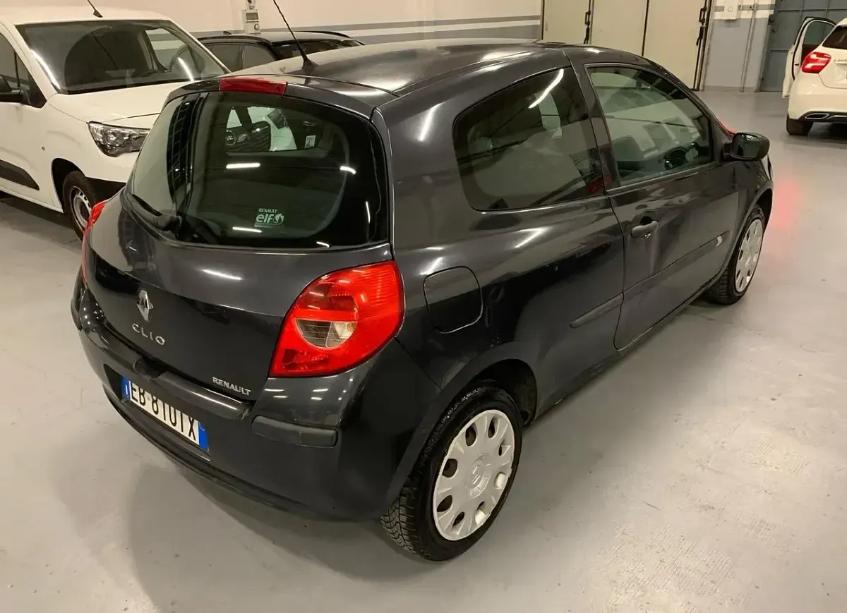 Usata Renault Clio II 65 CV (47 kW) 2007 Nero Berlina