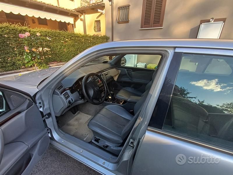 Usata Mercedes E220 Avantgarde 143 CV (105 kW) 2001 Grigio Berlina