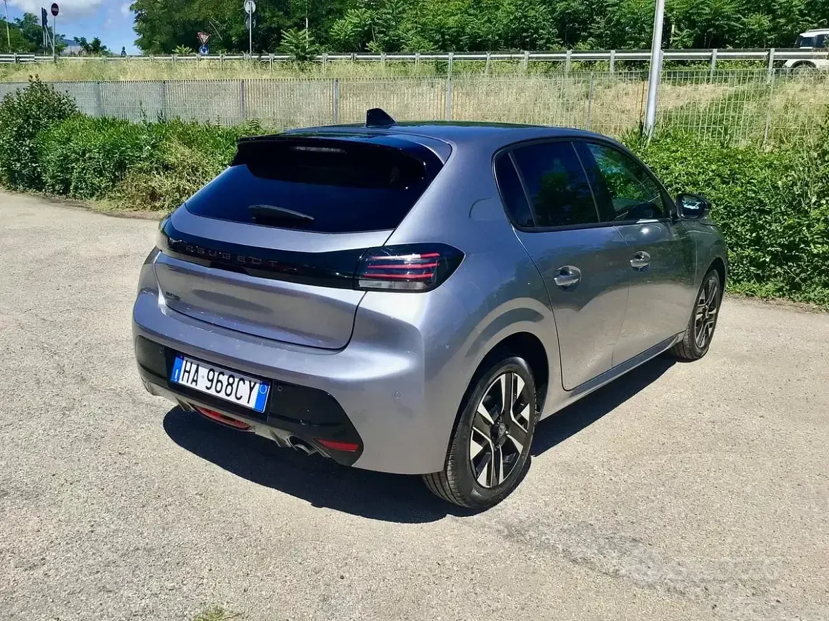 Usata Peugeot 208 Allure 101 CV (74 kW) 2025 Grigio Utilitaria