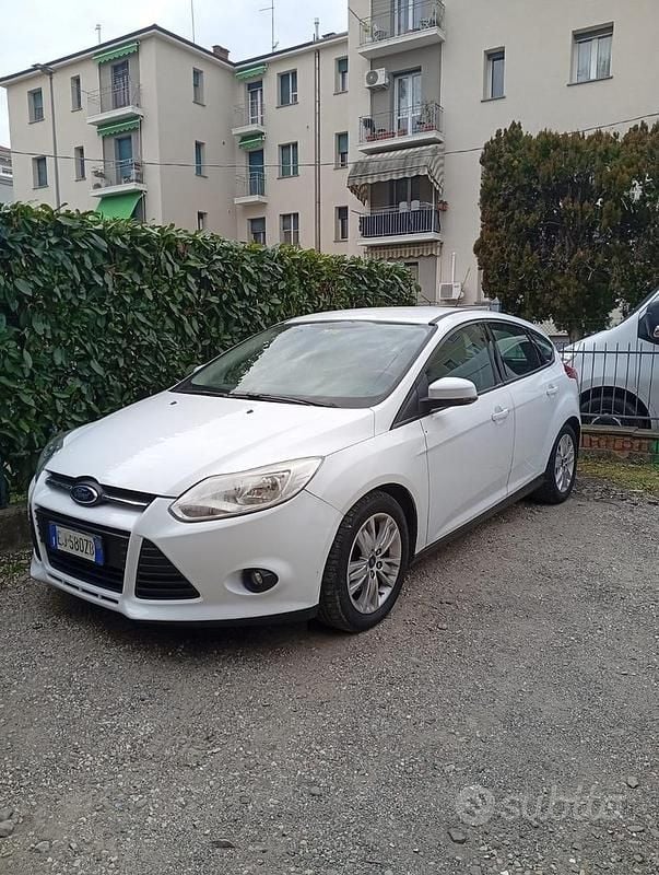 Bianco Usata 2011 Ford Focus Due volumi | 5100 € - Immagine 1/4