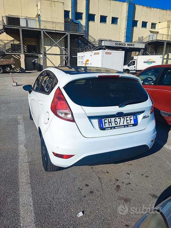 Usata Ford Fiesta 75 CV (55 kW) 2016 Bianco Utilitaria