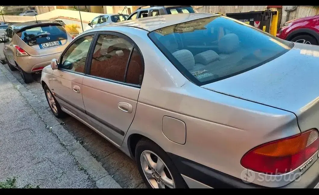 Usata Toyota Avensis 128 CV (94 kW) 1998 Grigio Berlina