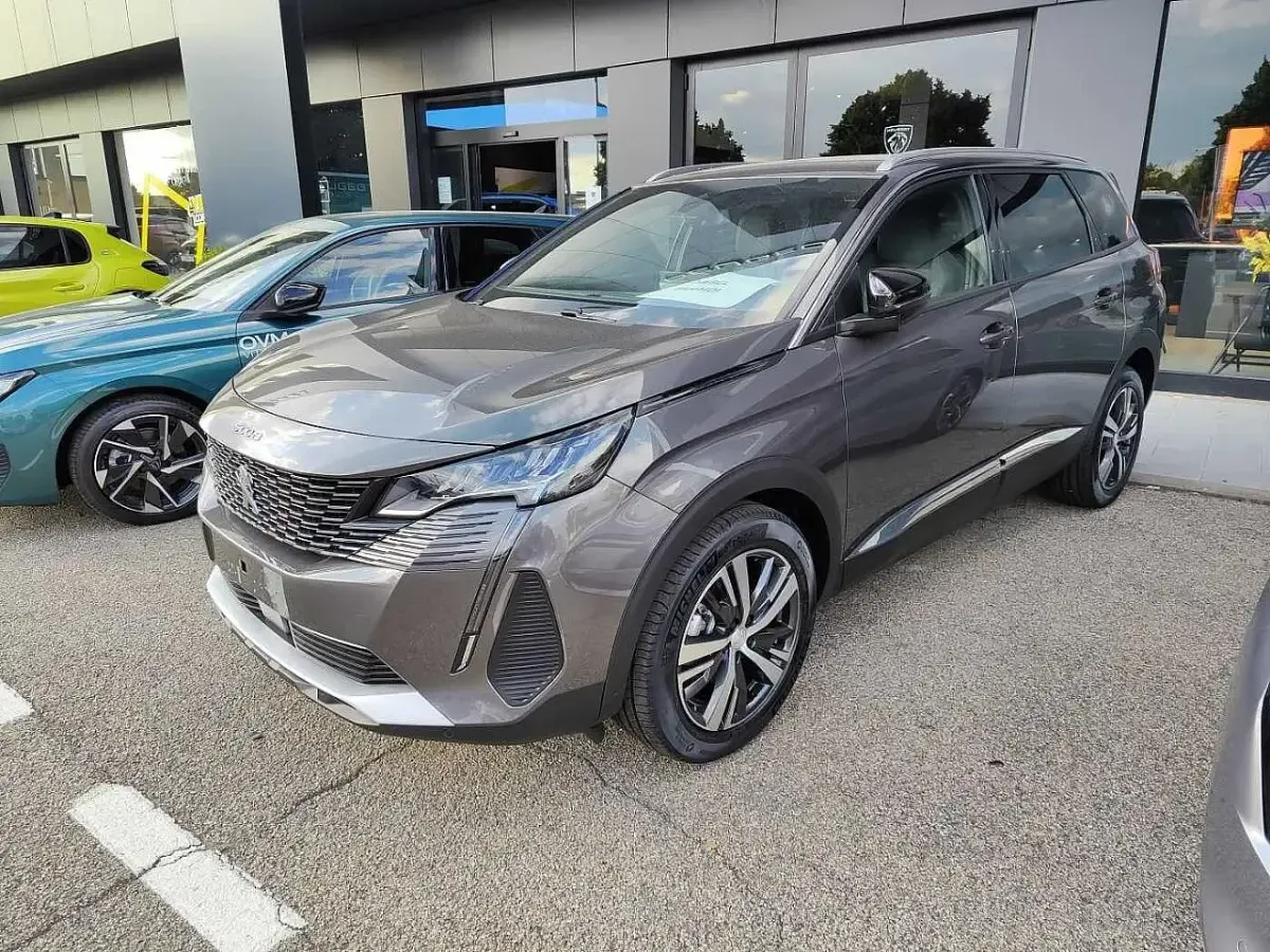 Usata Peugeot 5008 Allure 131 CV (96 kW) 2025 SUV