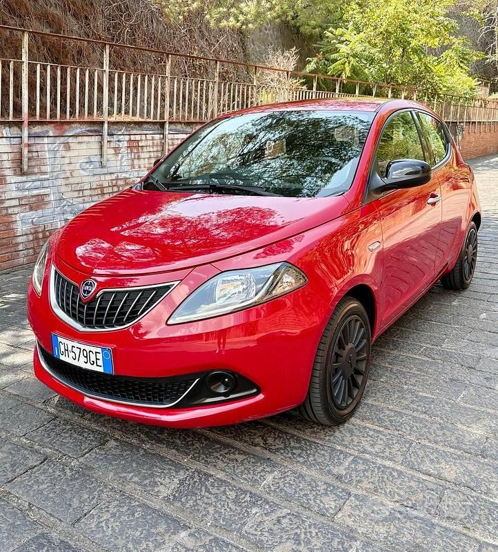 Usata Lancia Ypsilon Gold 69 CV (50 kW) 2022 Rosso Utilitaria