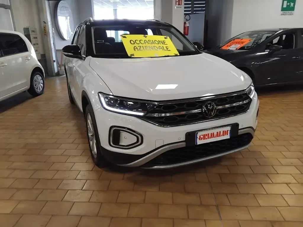Käytetty VW T-Roc Style 150 HP (110 kW) 2023 Valkoinen Katumaasturi