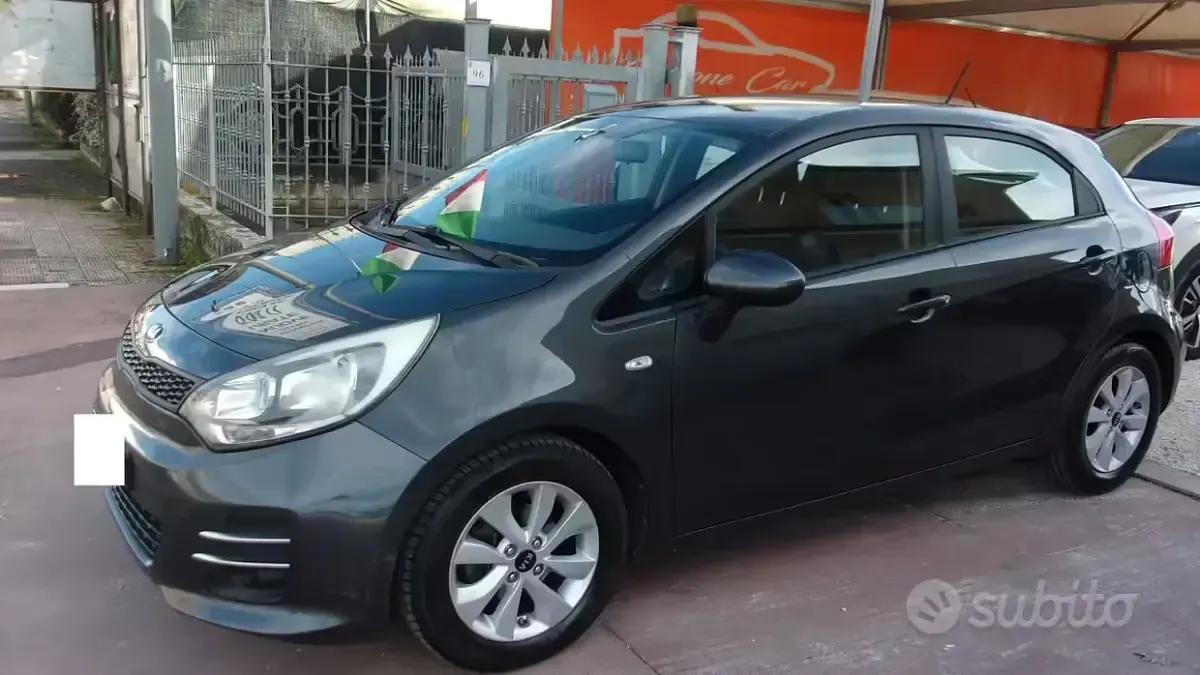 Usado Kia Rio Active 75 HP (55 kW) 2017 Cinzento Sedan
