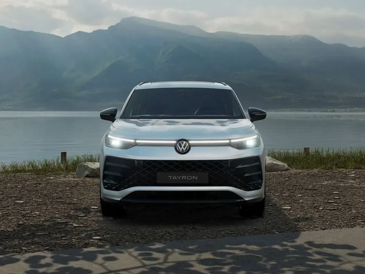 Nuova VW Tayron R-line Plus 150 CV (110 kW) 2026 Dolomite silver metallizzato SUV