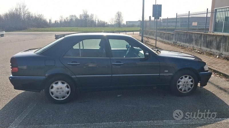 Usata Mercedes C200 136 CV (100 kW) 1999 Nero Berlina