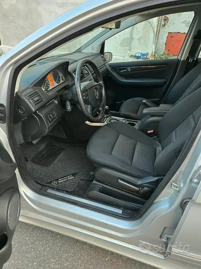 Usata Mercedes B200 140 CV (102 kW) 2007 Grigio Monovolume
