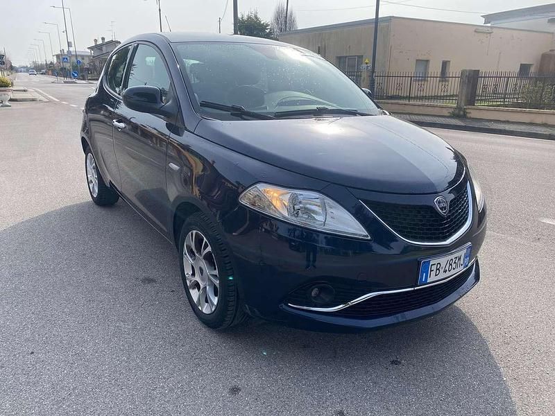 Usata Lancia Ypsilon Platinum 69 CV (50 kW) 2015 Blu/azzurro Utilitaria