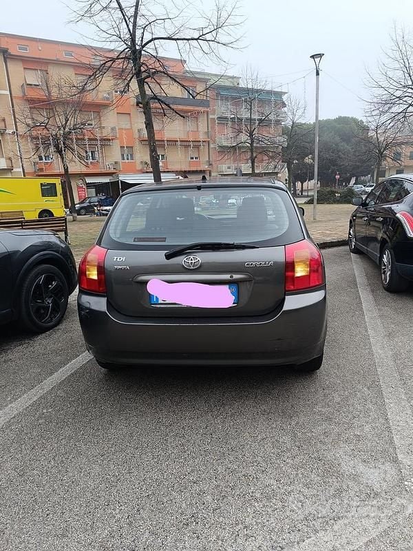Usata Toyota Corolla 97 CV (71 kW) 2004 Nero Berlina
