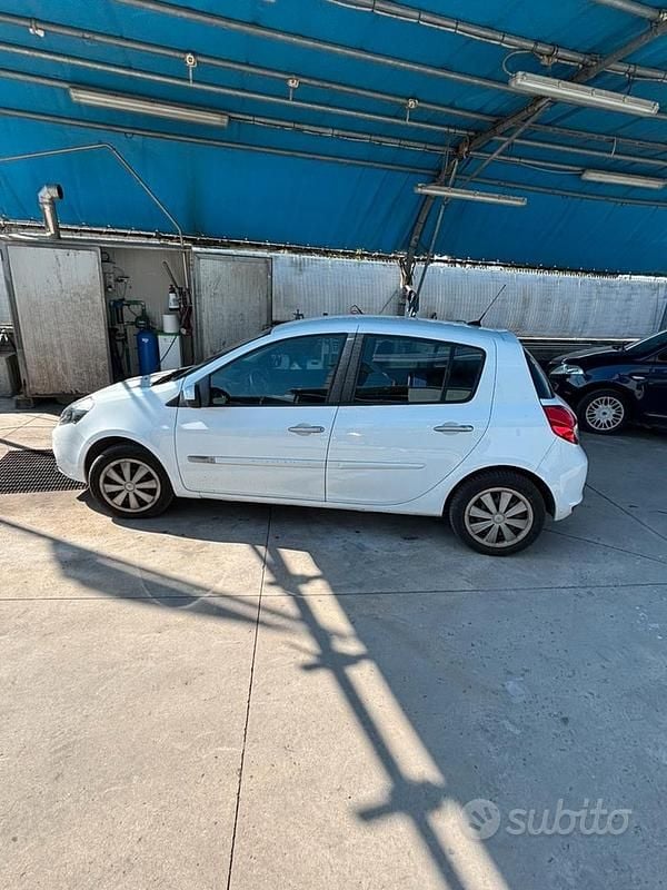 Usata Renault Clio II 75 CV (55 kW) 2011 Bianco Berlina