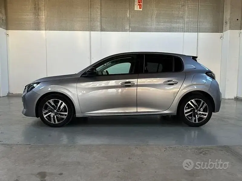 Usata Peugeot 208 Allure 101 CV (74 kW) 2023 Grigio Utilitaria