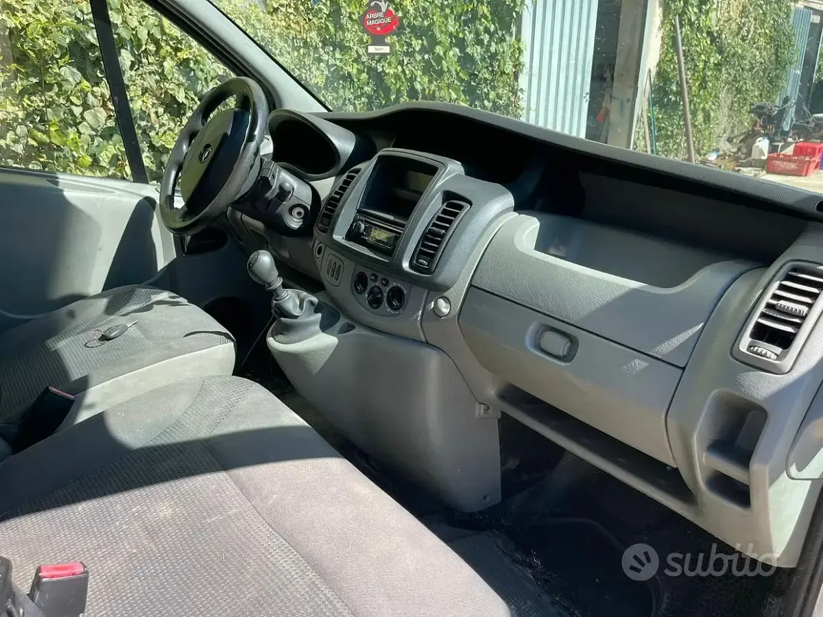 Usata Opel Vivaro 114 CV (83 kW) 2011 Grigio Monovolume