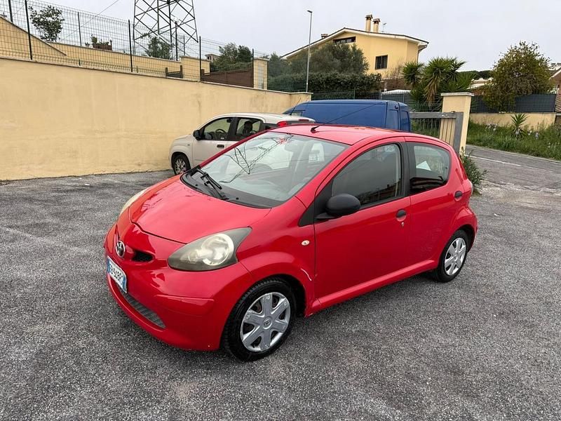 Usata Toyota Aygo 67 CV (49 kW) 2011 Rosso Utilitaria