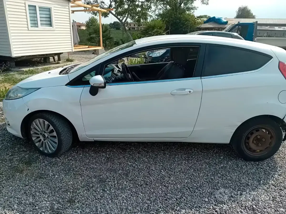 Usata Ford Fiesta 68 CV (50 kW) 2009 Bianco Berlina