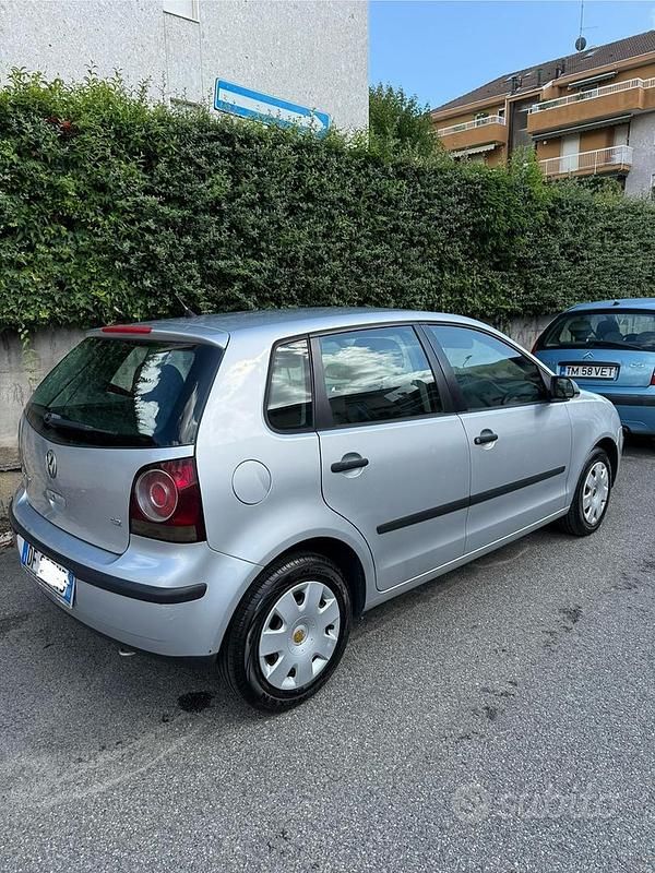 Grigio Usata 2007 VW Polo Due volumi | 3000 € (Buon prezzo) - Immagine 1/4