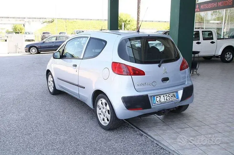 Usata Mitsubishi Colt Invite 95 CV (69 kW) 2006 Grigio Berlina